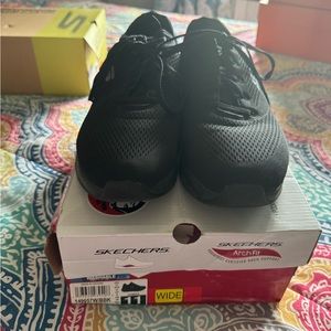 Sketchers women’s 11 wide